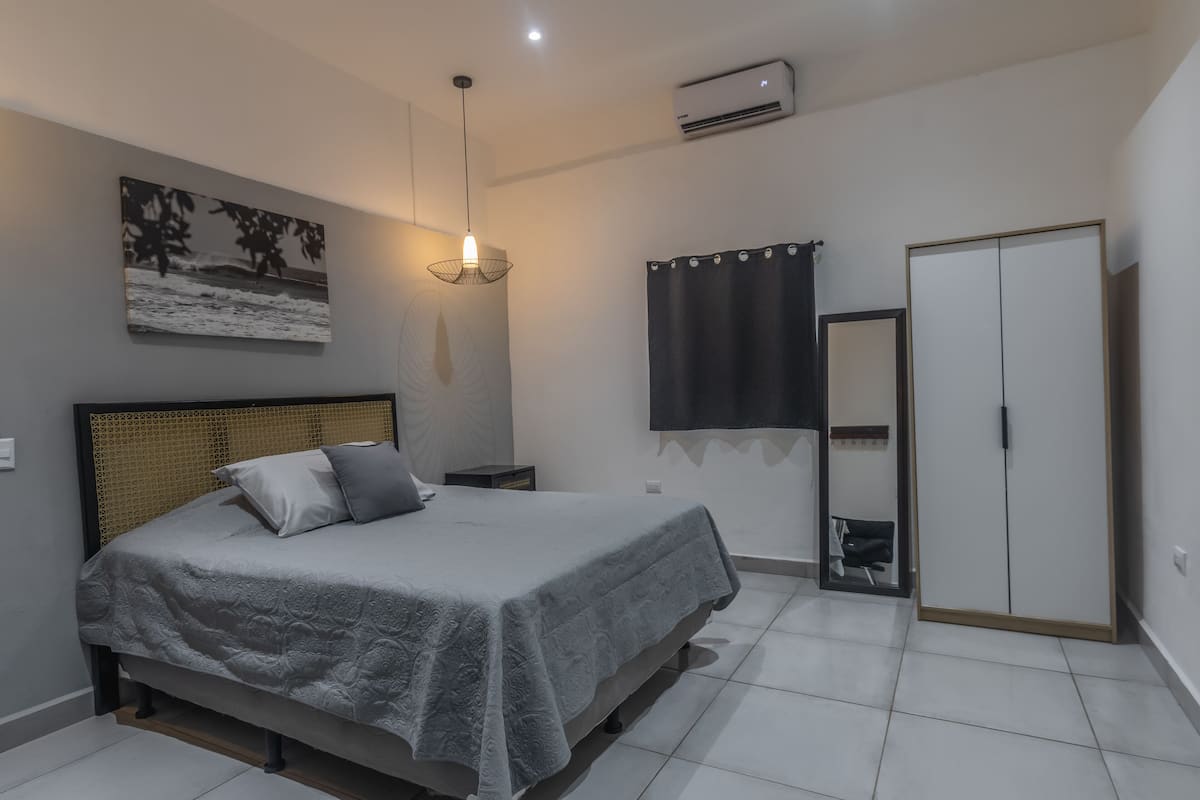 Căn hộ Tiêu chuẩn, 2 phòng ngủ, quang cảnh hồ bơi, tầng trệt | Chăn bông, bàn ủi/dụng cụ ủi quần áo