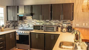 Refrigerador con freezer, microondas, horno, cafetera/tetera