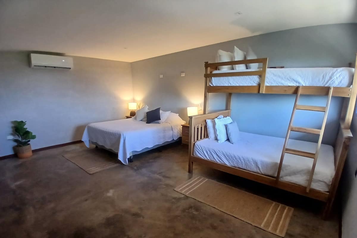 Departamento clásico, vista al mar | Edredón, tabla de planchar con plancha, cunas gratuitas y wifi gratis