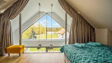 4 bedrooms, travel crib, free WiFi