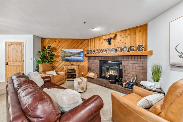 TV, fireplace