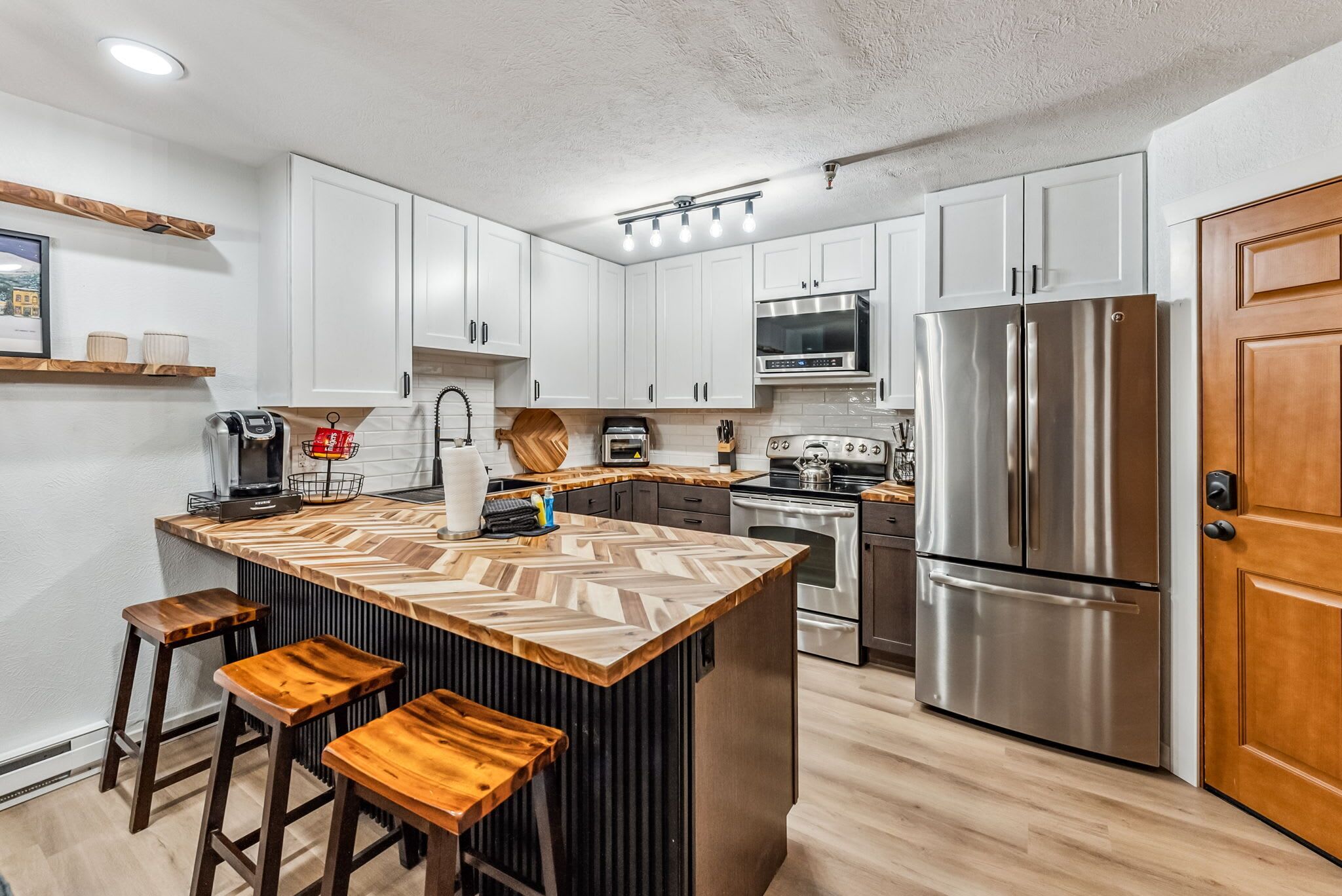 Refrigerador, microondas, horno y parrilla de estufa 