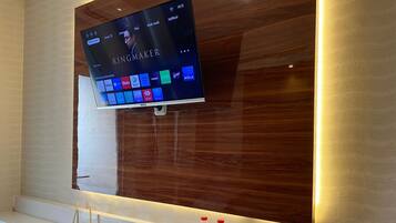 Deluxe Studio | Desk, free WiFi