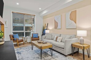 Televisio, takka, kirjoja