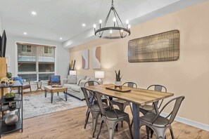 Dining - Stylishly Renovated Spring Creek Retreat (Canmore)