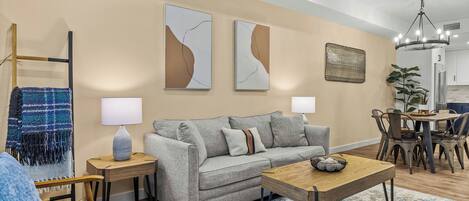 Fernseher, Kamin, Bücher