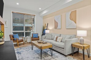 Fernseher, Kamin, Bücher