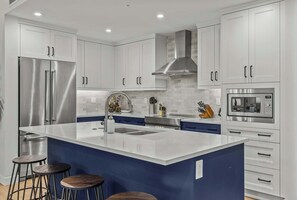 Jääkaappi, mikroaaltouuni, uuni, liesi