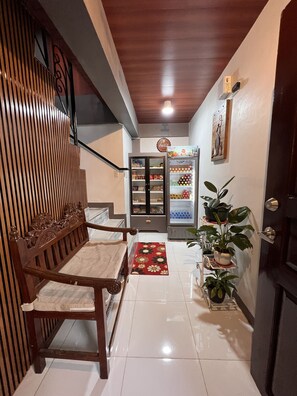 Coin salon dans le hall