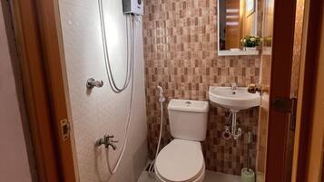 Shower, bidet, towels
