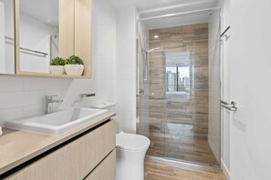 Dusche, Haartrockner, Handtücher