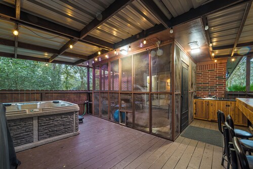 Brazos River Retreat: Fishing, Hot Tub, Sleeps 9