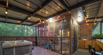 Brazos River Retreat: Fishing, Hot Tub, Sleeps 9