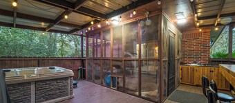 Brazos River Retreat: Fishing, Hot Tub, Sleeps 9