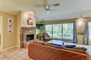 تلفزيون ذكي، مدفأة، كُتُب، ستيريو