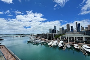 Marina - Waterfront Apartment with Sky tower & Harbour View (Auckland)