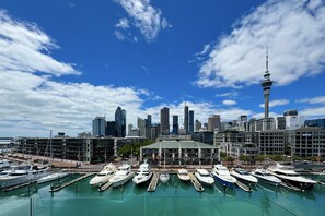 Marina - Waterfront Apartment with Sky tower & Harbour View (Auckland)