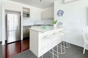Fridge, microwave, oven, stovetop - Waterfront Apartment with Sky tower & Harbour View (Auckland)