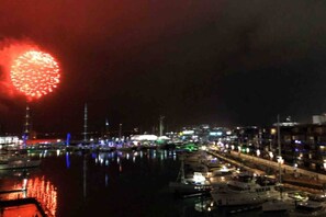 Marina - Waterfront Apartment with Sky tower & Harbour View (Auckland)