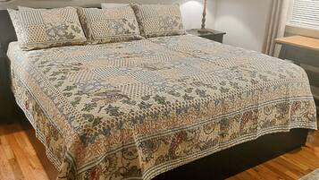 2 chambres, bureau, fer et planche à repasser, lit parapluie