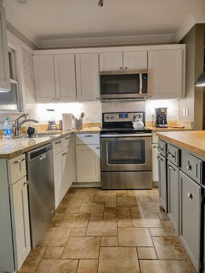 Fridge, microwave, oven, dishwasher - Walking Distance to Downtown Asheville and Brewery District. Park 2 cars onsite. (Asheville)