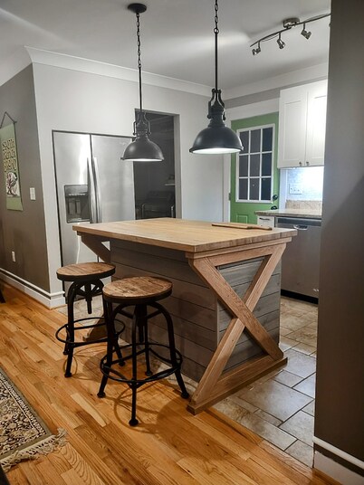 Walking Distance to Downtown Asheville and Brewery District. Park 2 cars onsite.