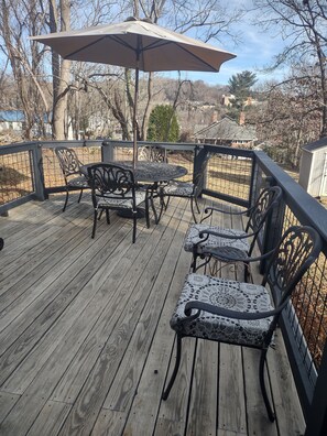 Outdoor dining - Walking Distance to Downtown Asheville and Brewery District. Park 2 cars onsite. (Asheville)