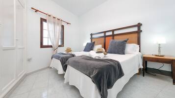 Coffres-forts dans les chambres, fer et planche à repasser