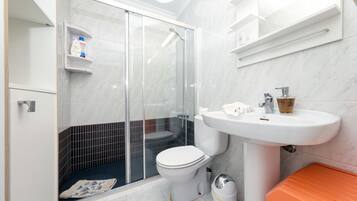 Douche, sèche-cheveux, serviettes fournies, savon