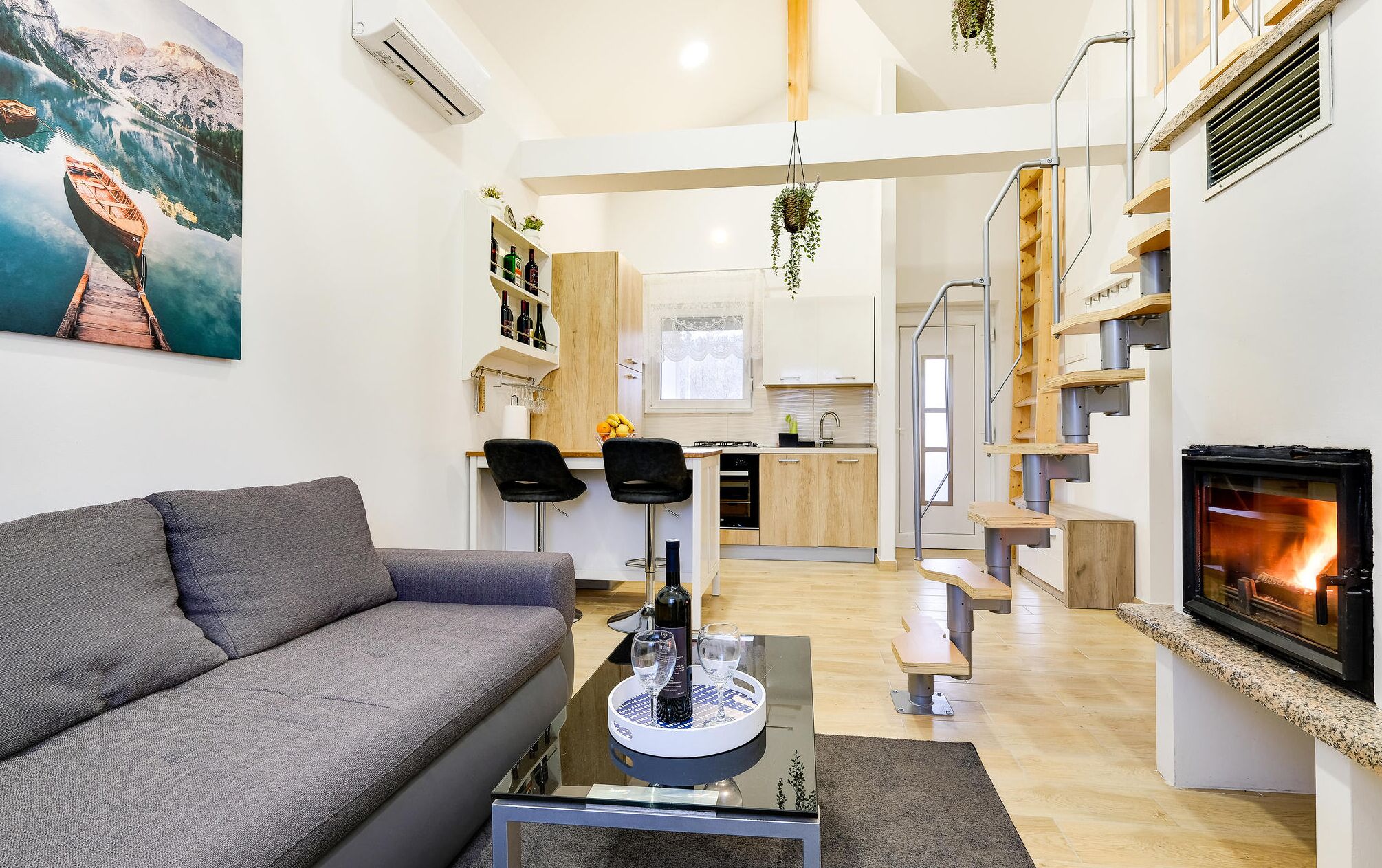 Smart TV y chimenea 