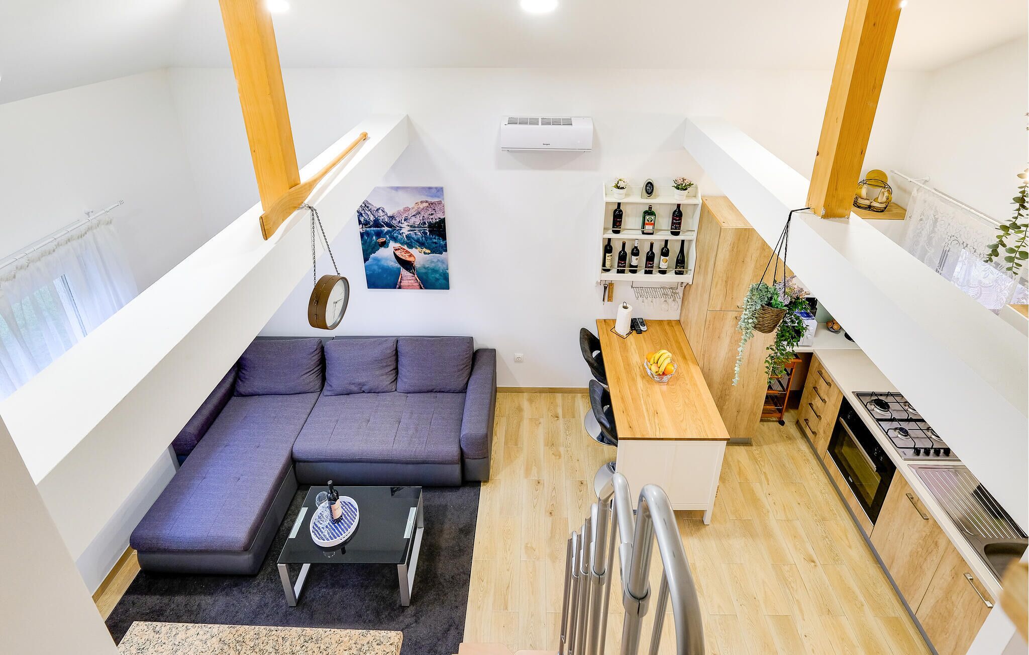 Eine moderne Wohnung mit Wohnbereich, Küche und Essplatz.