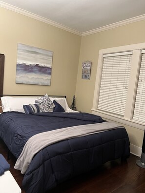 4 dormitorios, tabla de planchar con plancha, cuna de viaje