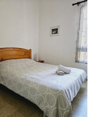 2 bedrooms, iron/ironing board, free WiFi, bed sheets