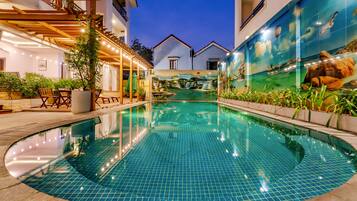 Una piscina al aire libre