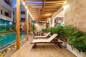 Hồ bơi ngoài trời