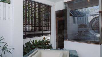 Suite Jacuzzi Room | Badkamer | Een douche, een haardroger, badjassen, pantoffels