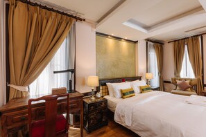 Deluxe Balcony Room | Bar mini percuma, peti besi dalam bilik, dihias secara berasingan, meja 
