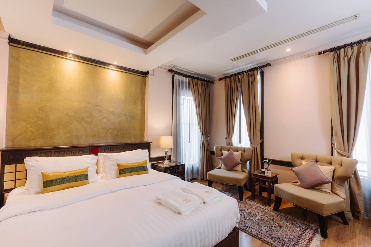 Deluxe Balcony Room | Minibar (free items), in-room safe, desk, laptop workspace
