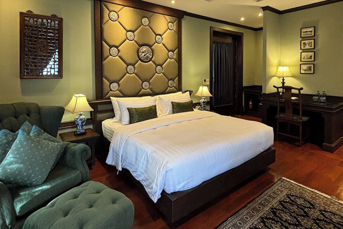Deluxe Room | Minibar (free items), in-room safe, desk, laptop workspace