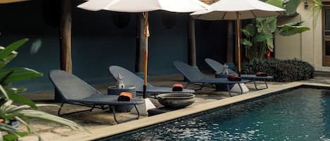 Piscine extérieure, parasols de plage