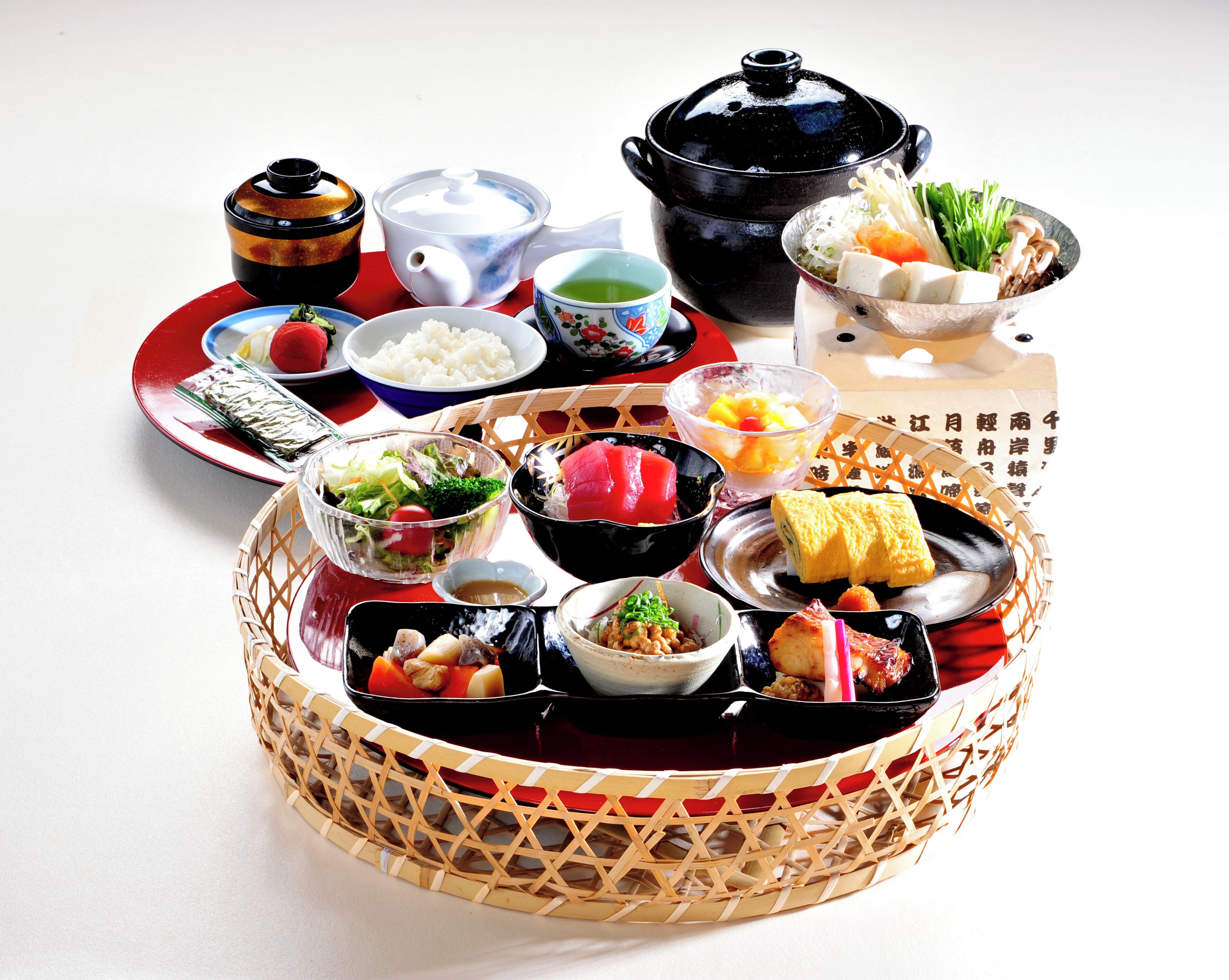 Una presentación tradicional de comida japonesa con diversos platos y utensilios.