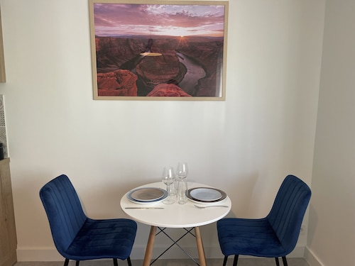 Au calme et proche centre-ville, studio rénové avec équipements neufs et parking