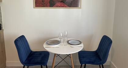 Au calme et proche centre-ville, studio rénové avec équipements neufs et parking