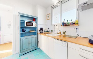 Réfrigérateur, micro-ondes, plaque de cuisson, lave-vaisselle