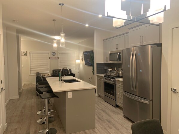 雪櫃、微波爐、焗爐、爐具