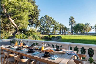 Iconic “Villa Illette” on the Cap d’Antibes, directly facing Plage du Ponteil 