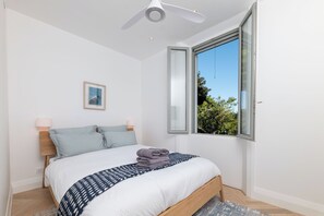 8 habitaciones, tabla de planchar con plancha, wifi y ropa de cama 