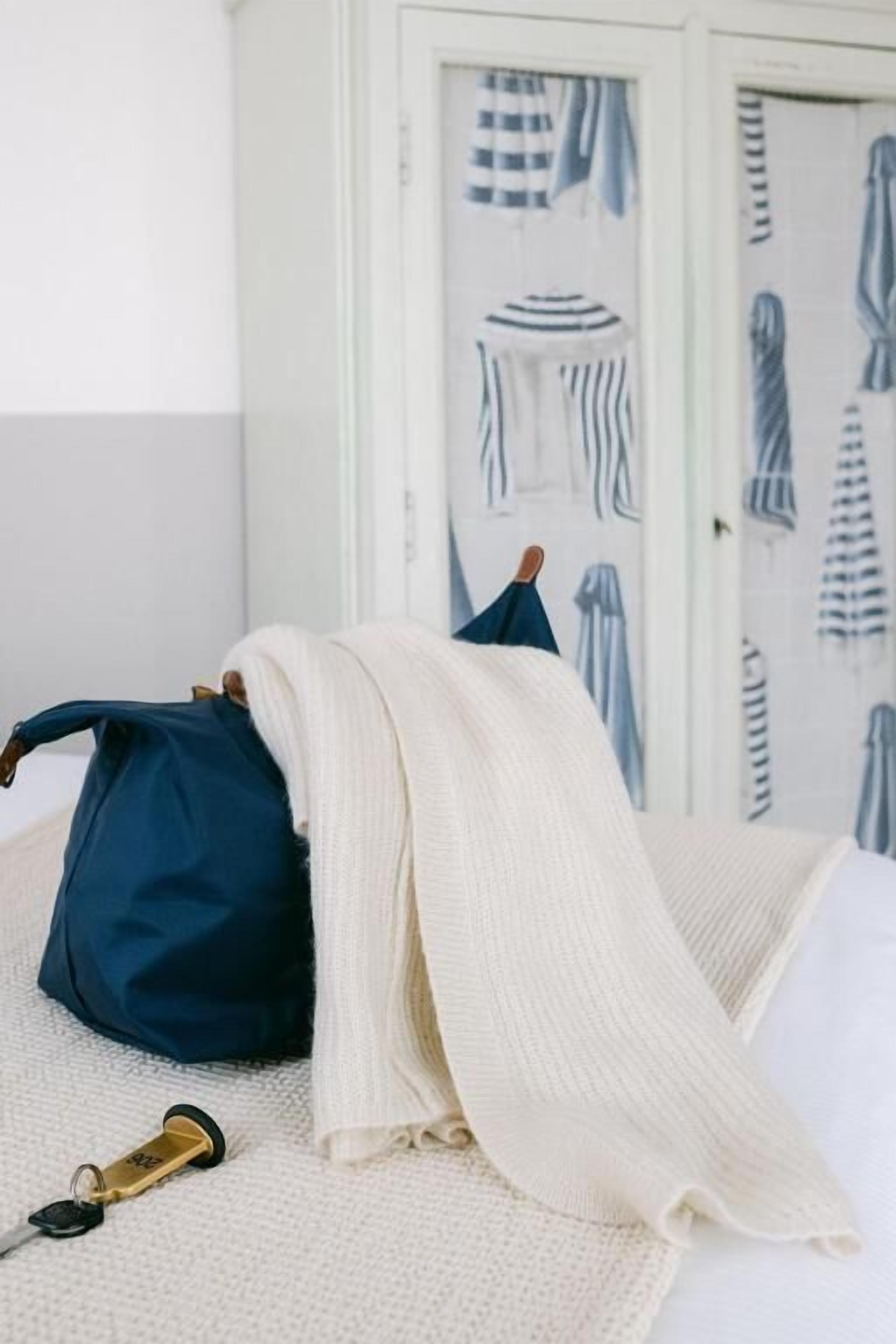 Standard dubbelrum - utsikt mot hamnen | Individuell inredning, unika möbler och arbetsyta för laptop