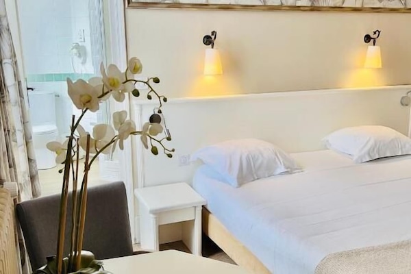 Habitación superior con 1 cama matrimonial o 2 individuales | 1 habitación, decoración personalizada y muebles diferentes