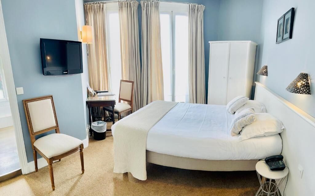 Standard Double Room, Harbour View | Bathroom | Hair dryer, towels, soap, shampoo